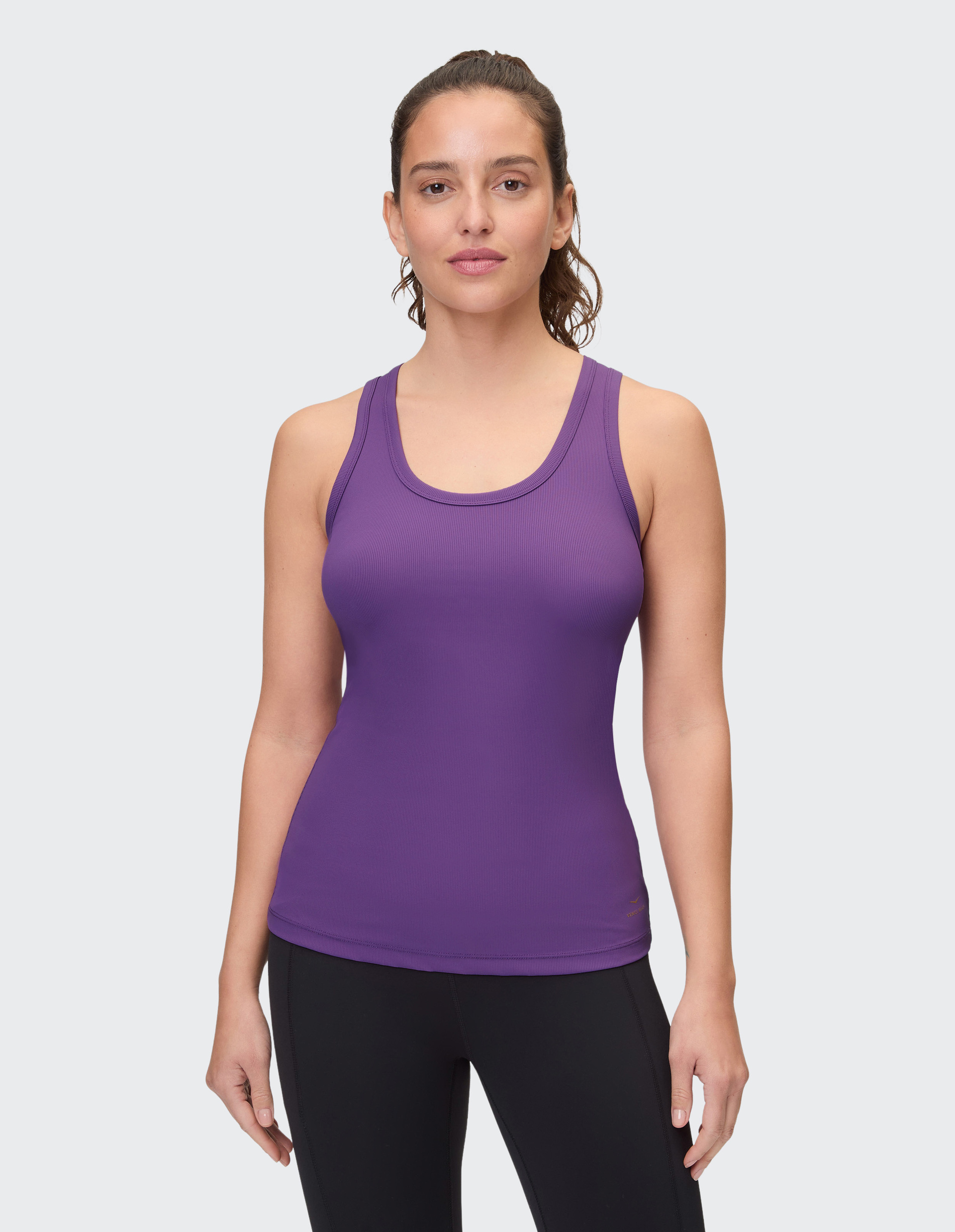 Lila Damen-Tanktop mit Rundhalsausschnitt, ärmellos, eng anliegendem Schnitt, und einem kleinen Logo auf der Brust.