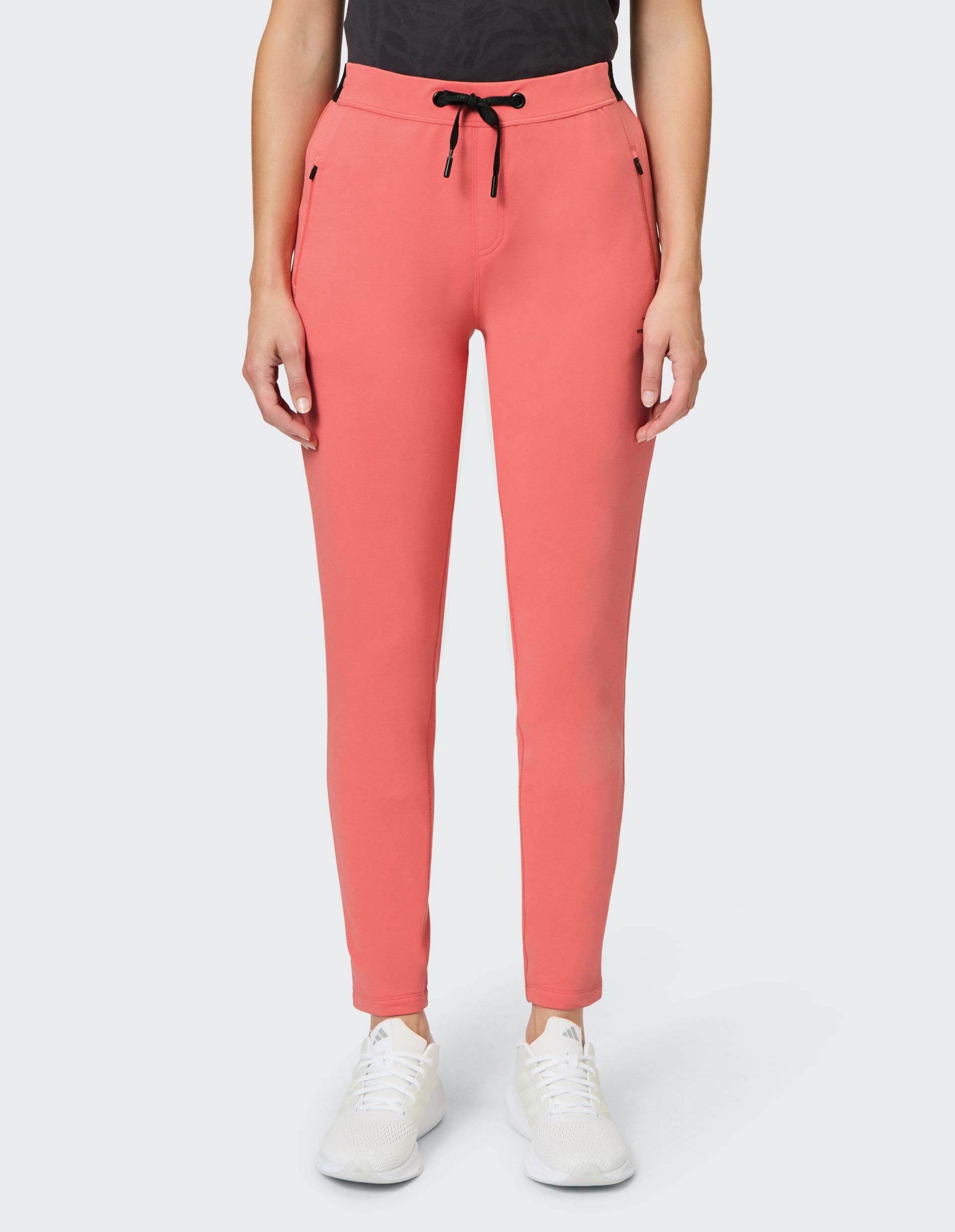 Rote Jogginghose mit schwarzem Kordelzug, schmal geschnitten, elastisch mit dezentem Logoaufdruck an der Seite.