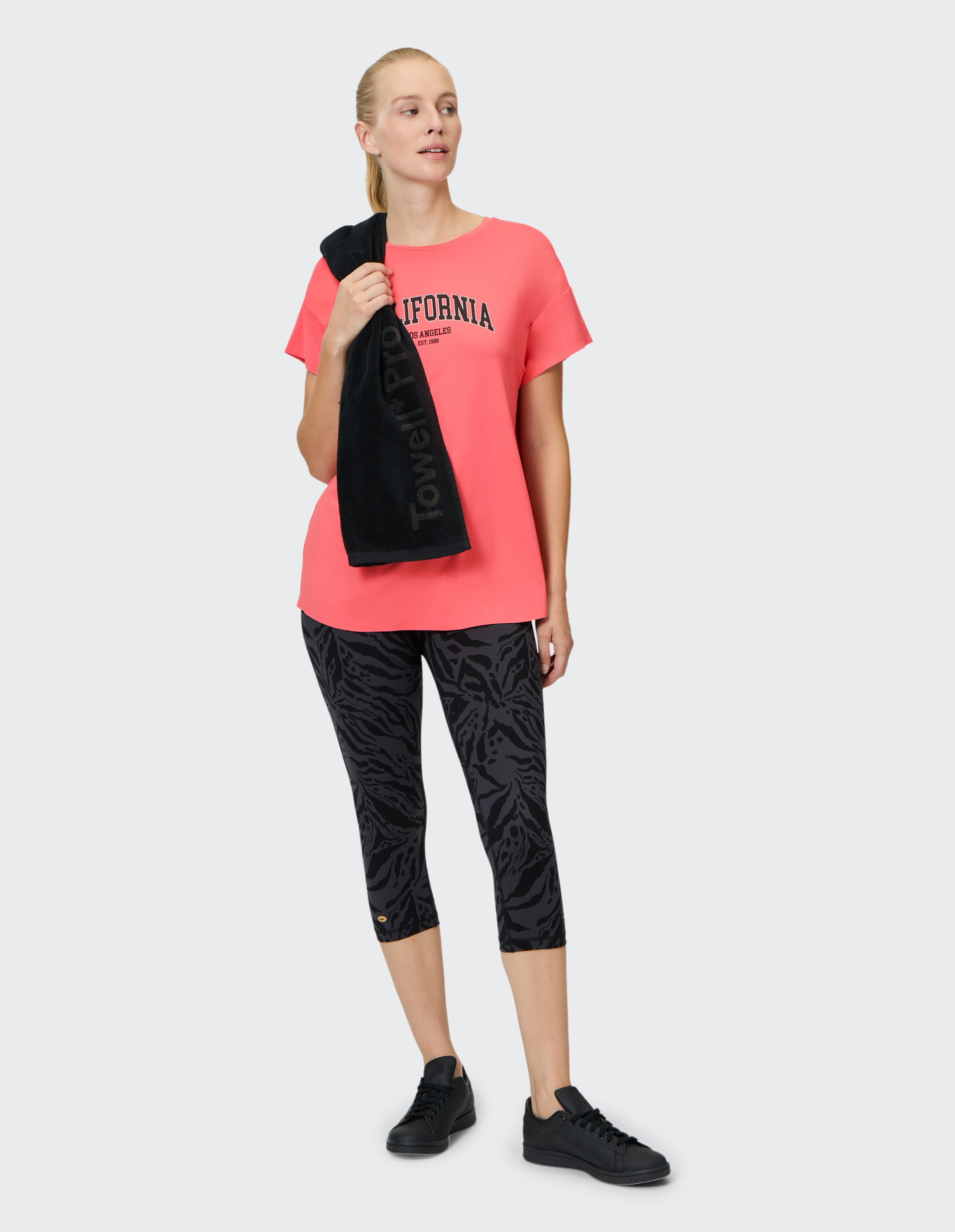 Rosa T-Shirt mit schwarzem Schriftzug "CALIFORNIA LOS ANGELES EST. 1988" auf der Vorderseite, kurzes Ärmel-Design.