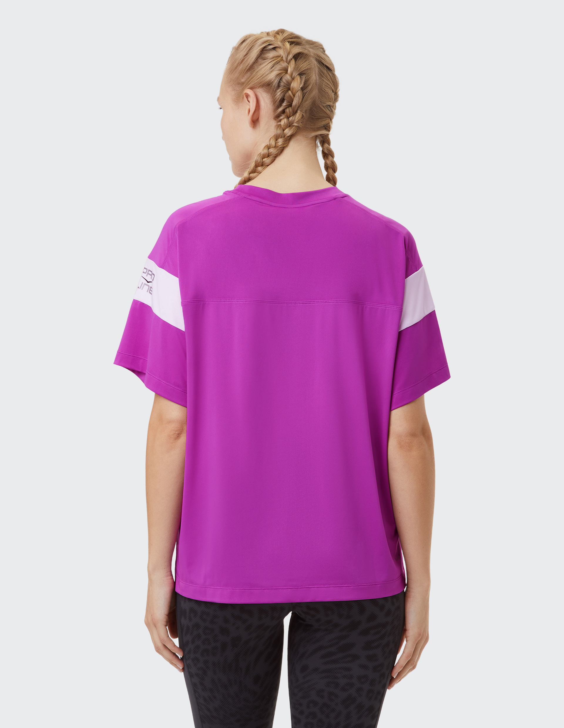 Lila T-Shirt mit weißen Streifen an den Ärmeln, leichtem Stoff, kurzem Ärmel und kleinen Logo unter dem Kragen.