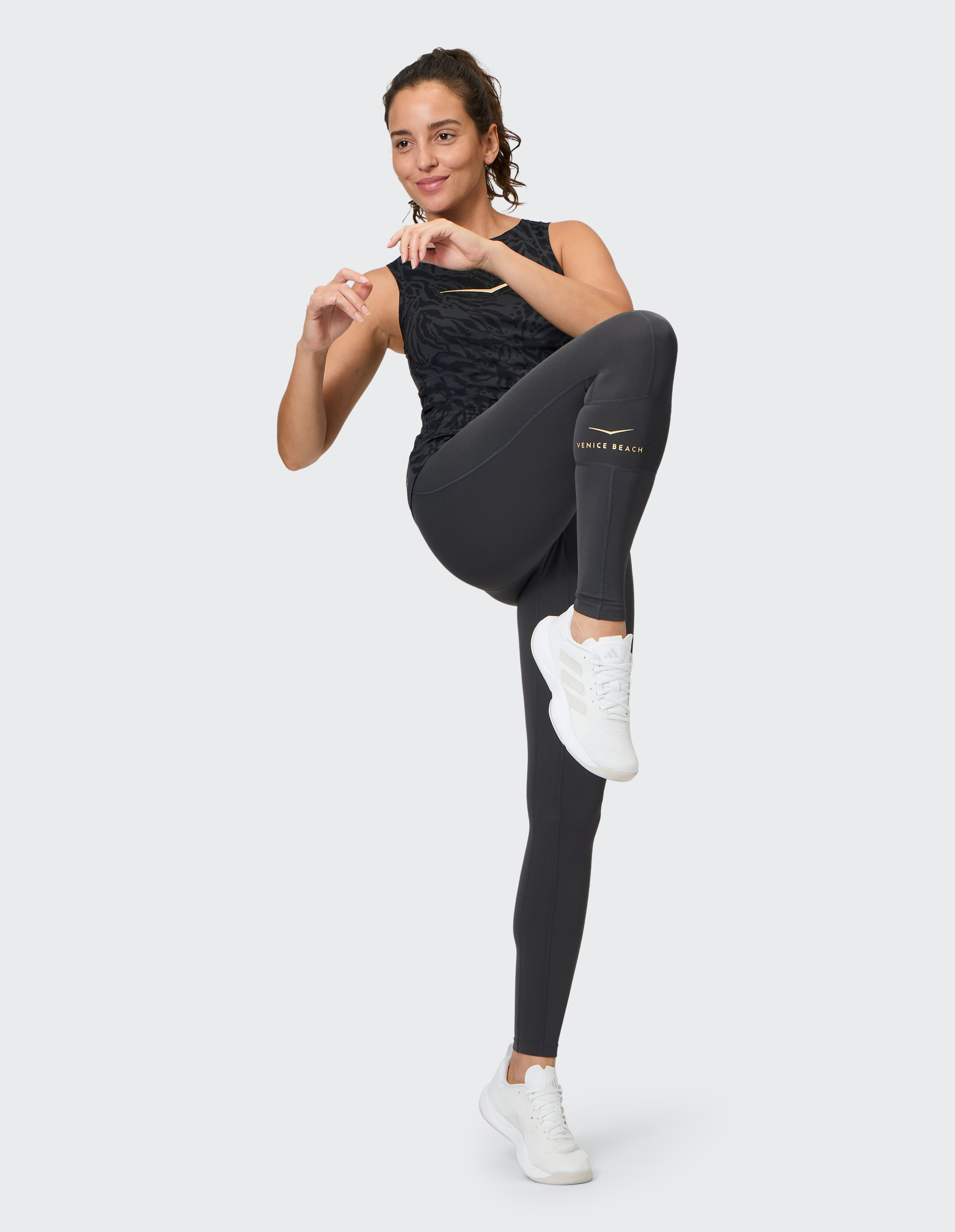 Schwarze, enganliegende Sportleggings mit hohem Bund und seitlicher Tasche, ideal für Fitness und Freizeitaktivitäten.