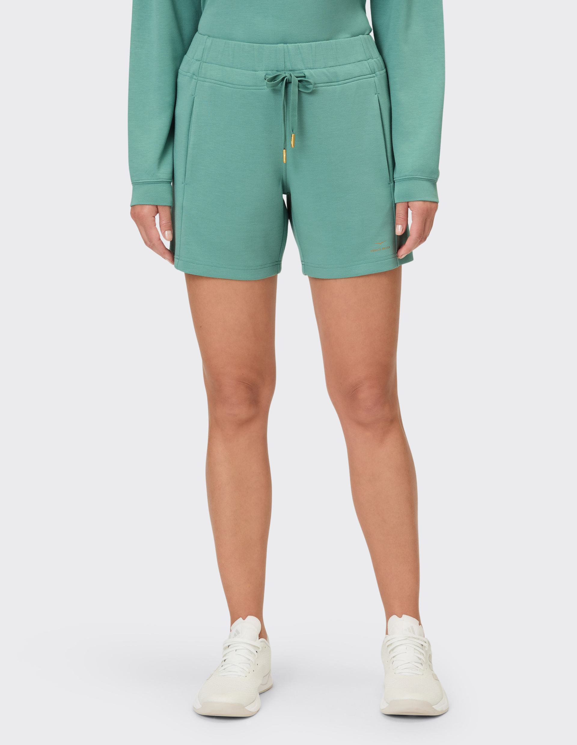 Türkisfarbene Shorts mit Kordelzug und goldenen Akzenten.