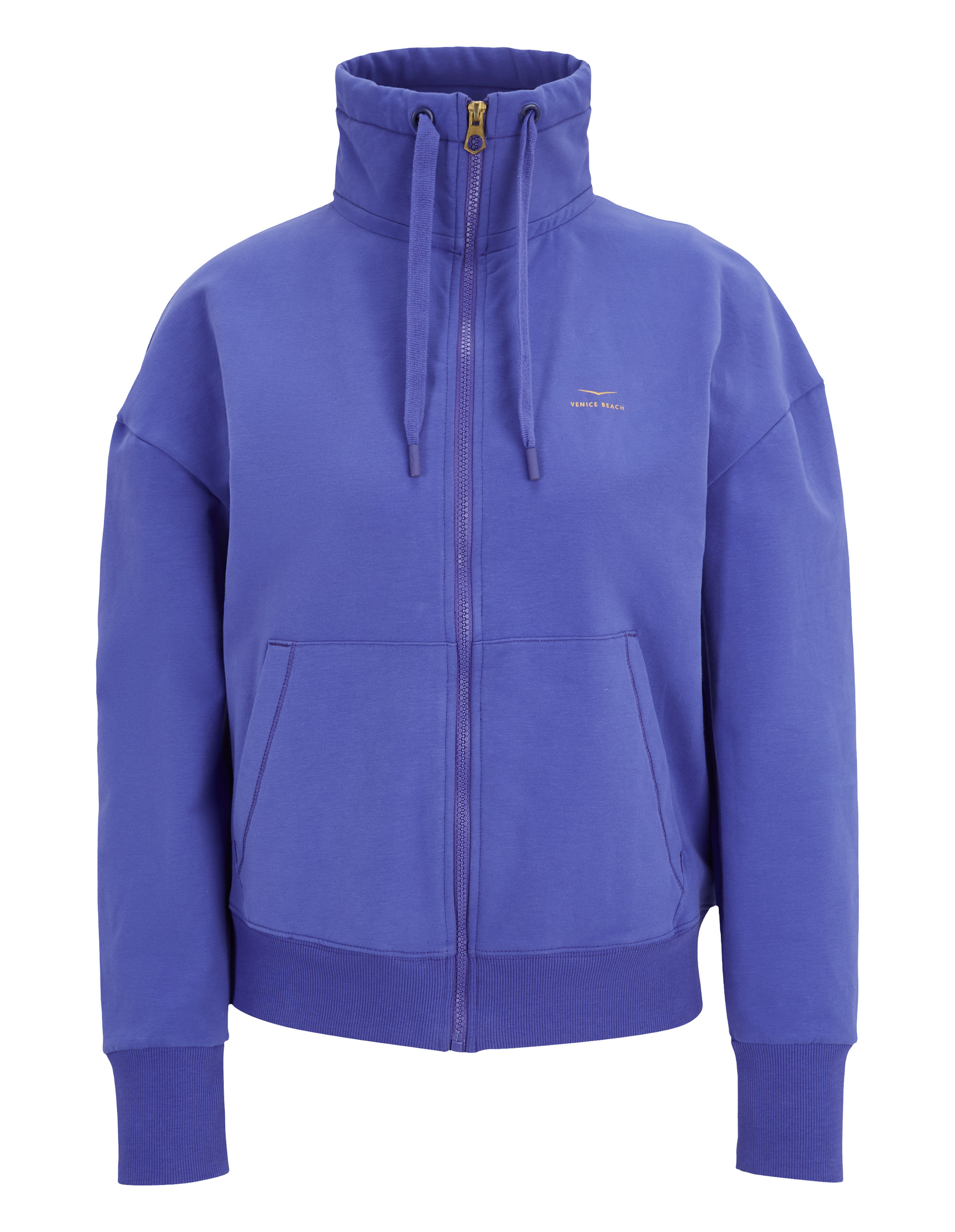 Blauer Kapuzenpullover mit Reißverschluss, hoher Kragen und Kordelzug, zwei Vordertaschen und kleinem Schriftzug auf der Brust.
