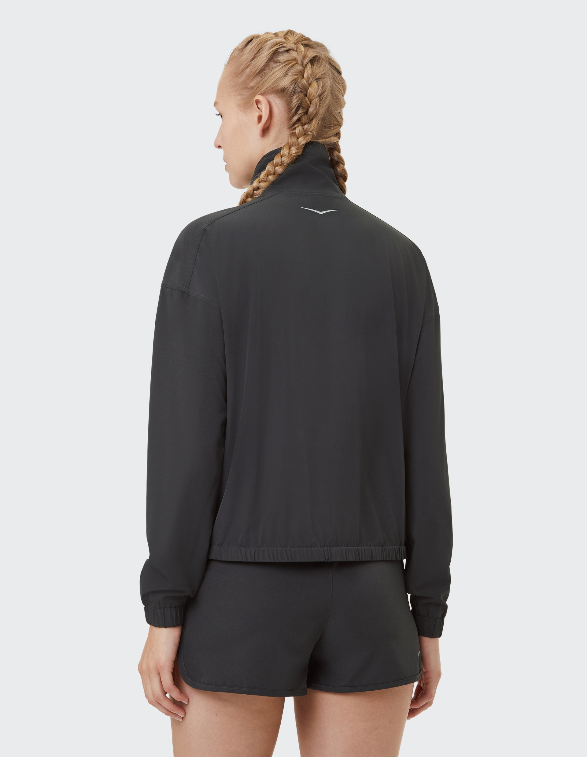 Schwarze Jacke mit hohem Kragen, gelben Reißverschlüssen, elastischen Bündchen und Pro Line-Aufschrift auf der Brust.