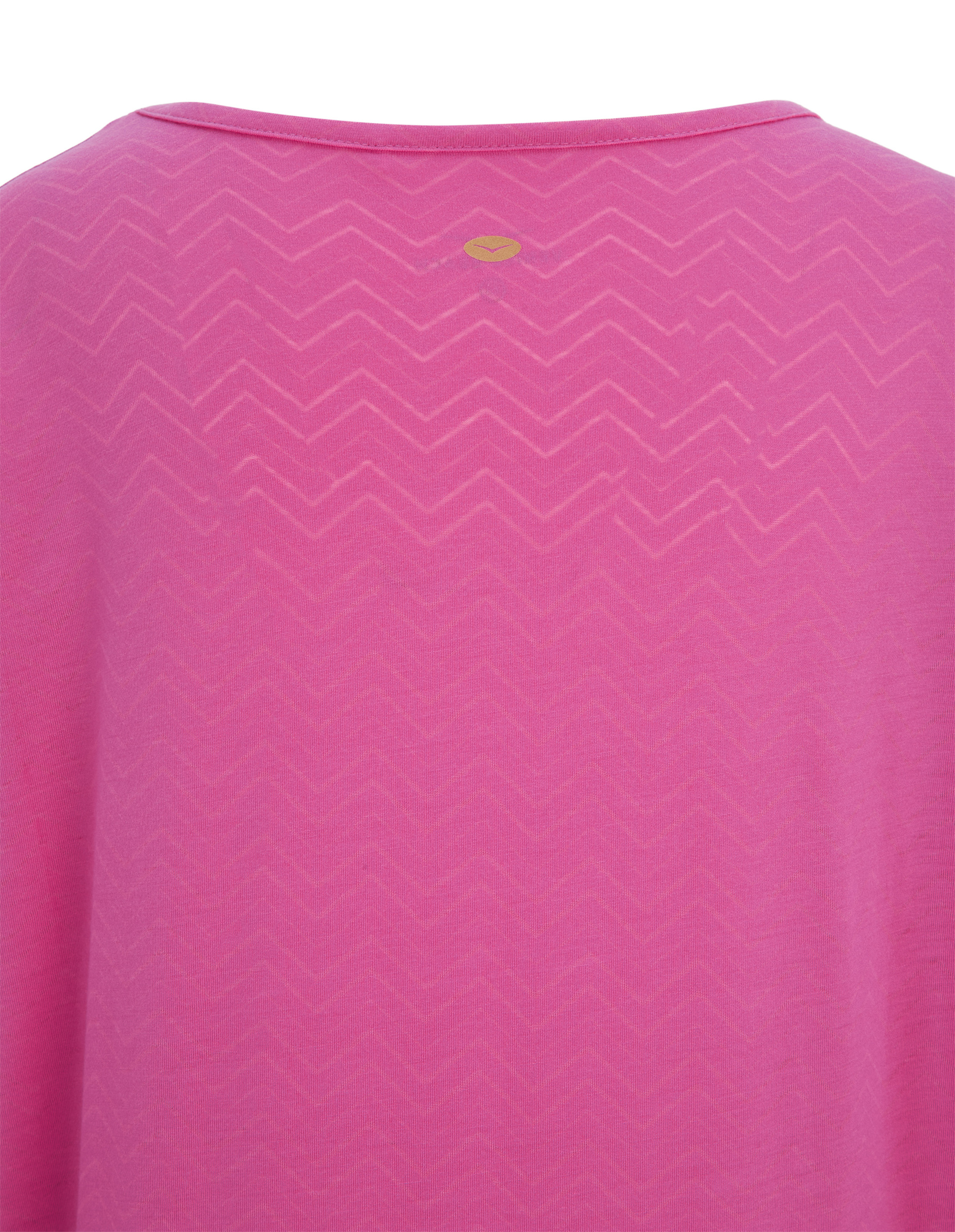 Rückansicht eines pinken Shirts mit Chevron-Muster und kleinem, goldenen Logo in der Nähe des Kragens auf glattem Stoff.