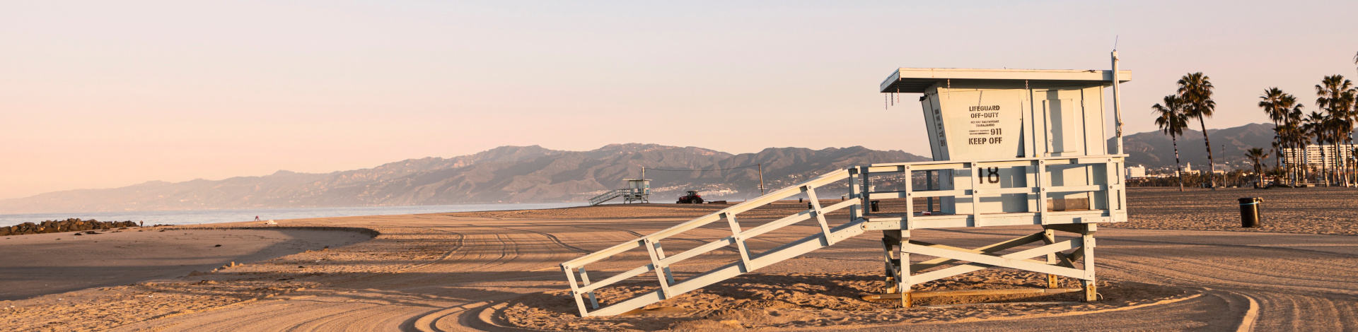 Strand mit Rettungsschwimmerhaus.