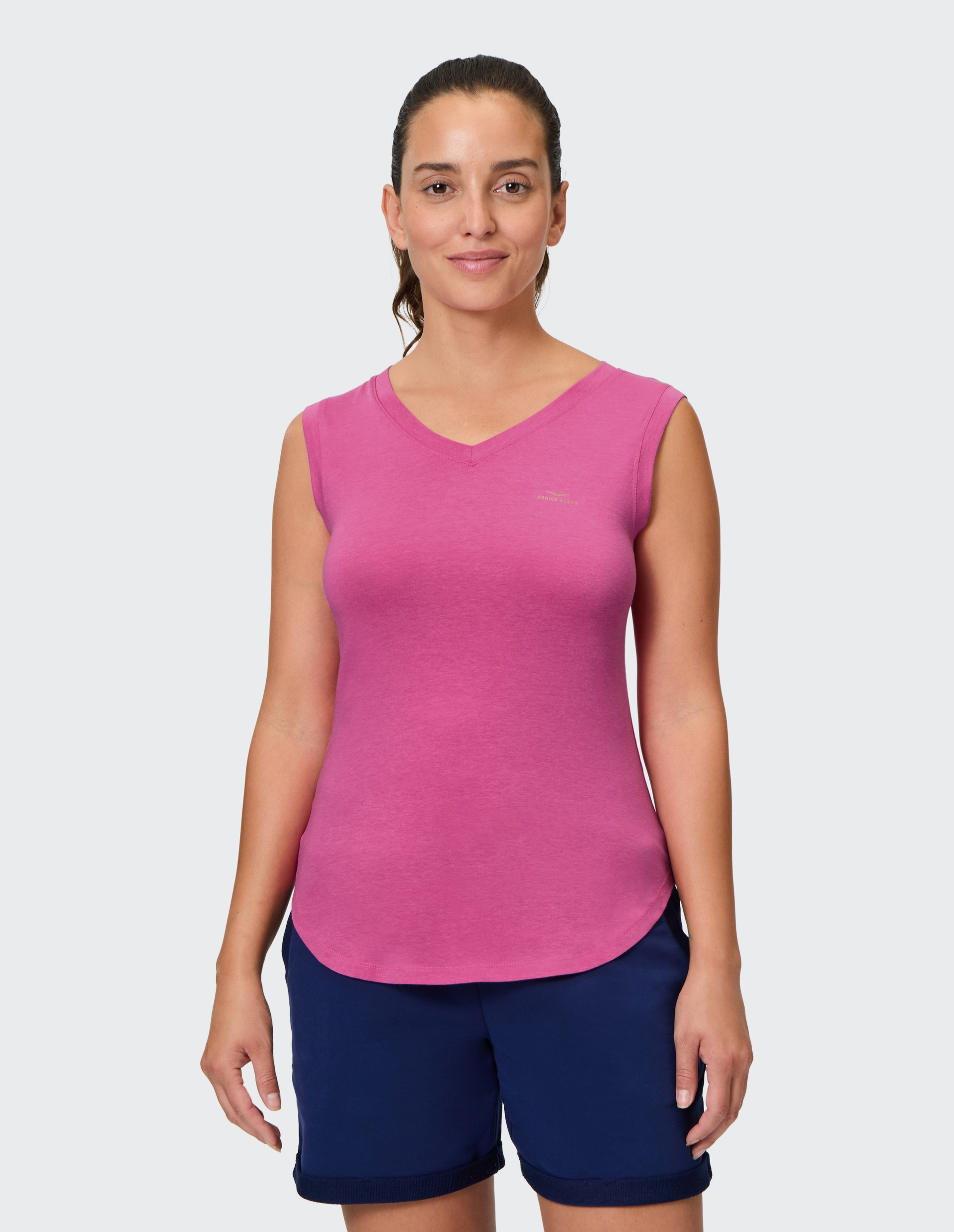 Pinkes ärmelloses Damen-T-Shirt mit V-Ausschnitt, schlichtem Design und kleinem Logo-Aufdruck auf der linken Brust.