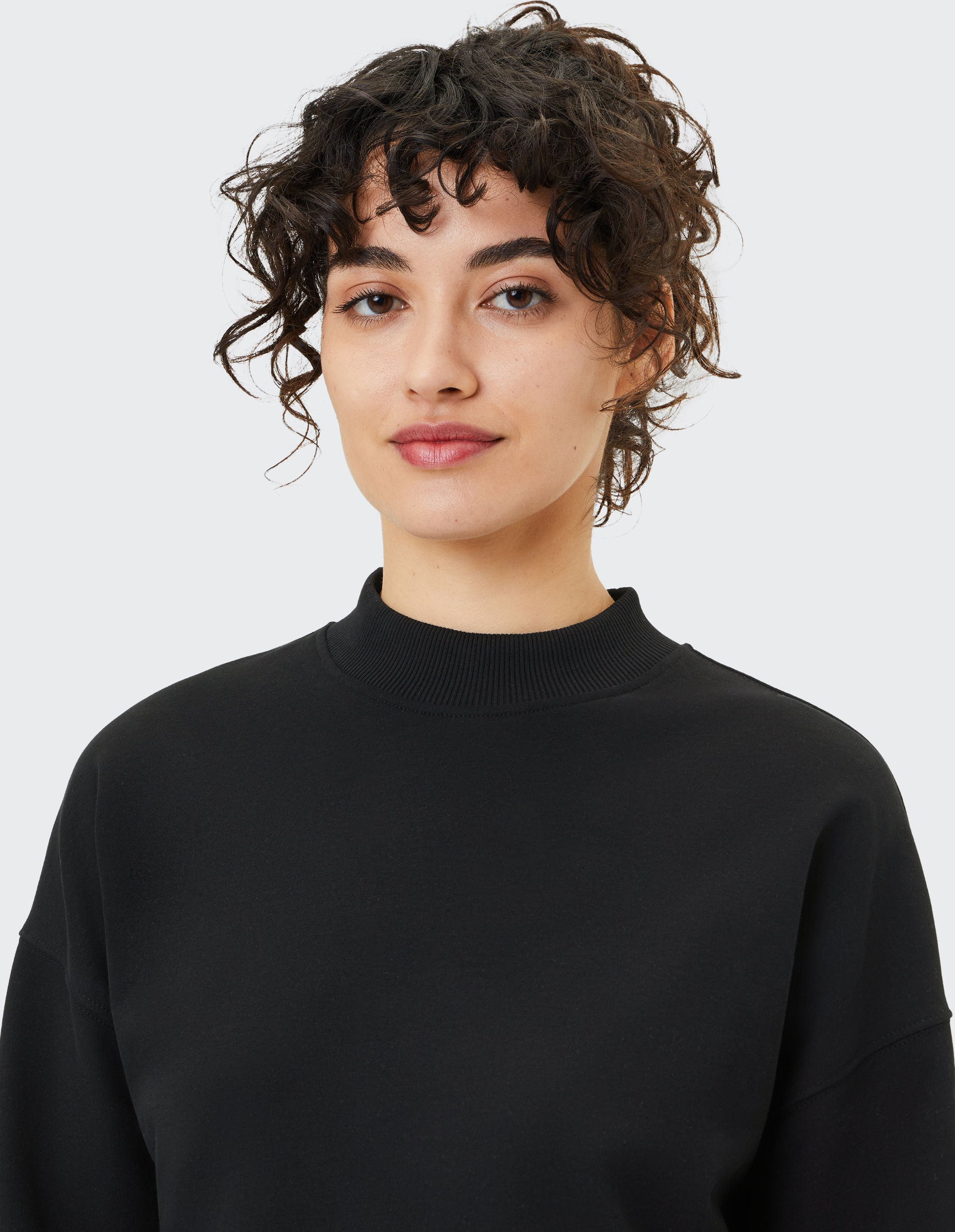 Schwarze Damen-Trainingsjacke mit Stehkragen und Venice Beach-Logo vor weißem Hintergrund freigestellt.