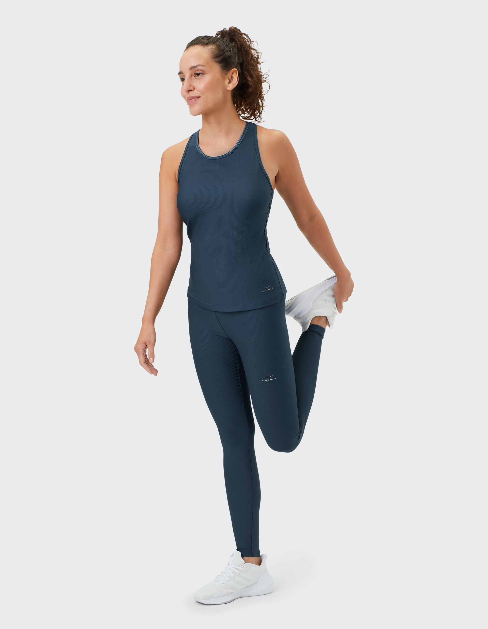 Dunkelblaue Leggings mit hohem Bund und schmalem Schnitt, ideal für Sport oder Freizeit, auf weißem Hintergrund dargestellt.