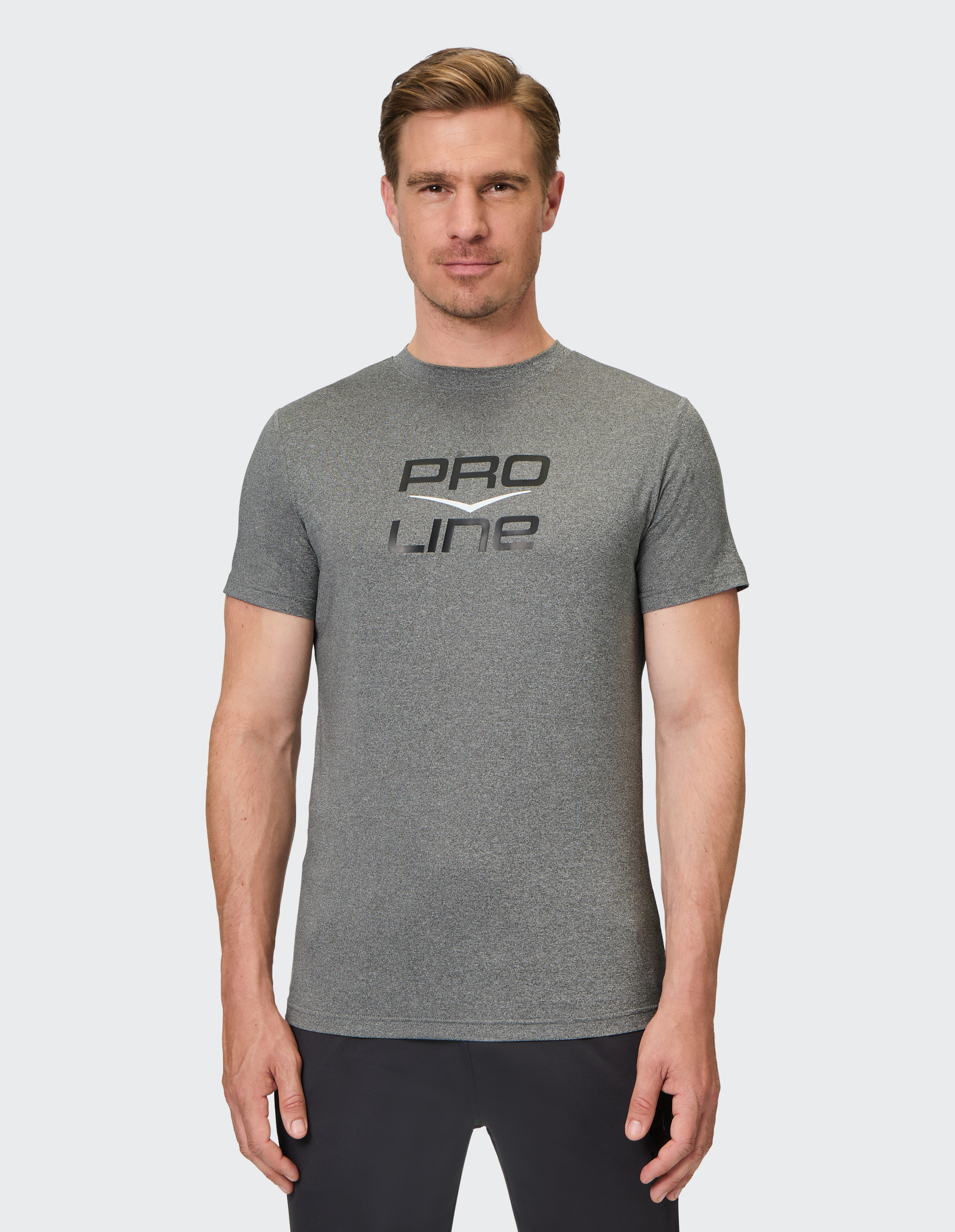 Graues T-Shirt mit Aufschrift "PRO LINE" in schwarzer Schrift auf der Vorderseite; Rundhals und kurzärmlig.