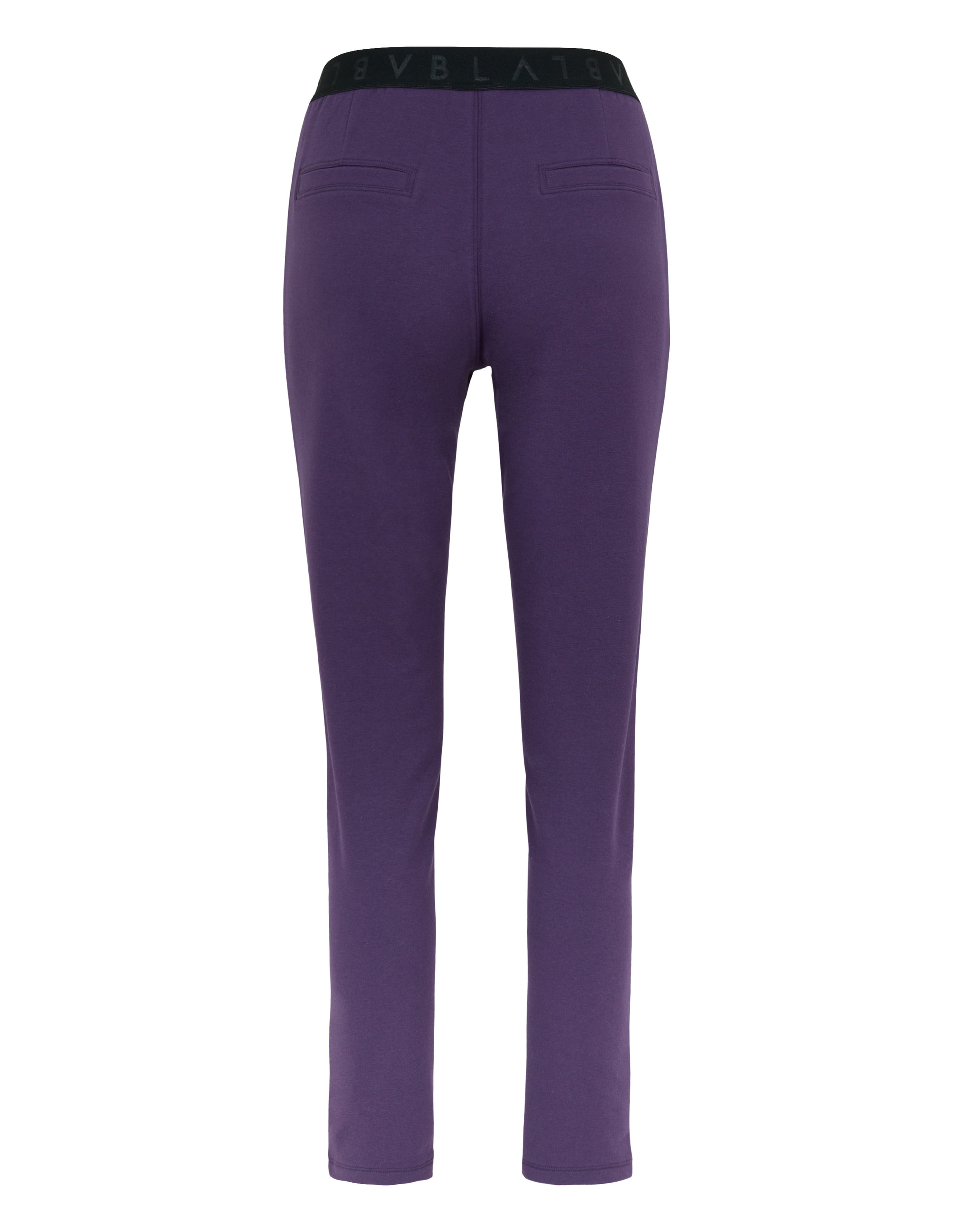 Lila Trainingshose aus weichem Material, Rückansicht, mit elastischem Bund und zwei dezenten, horizontale Gesäßtaschen.