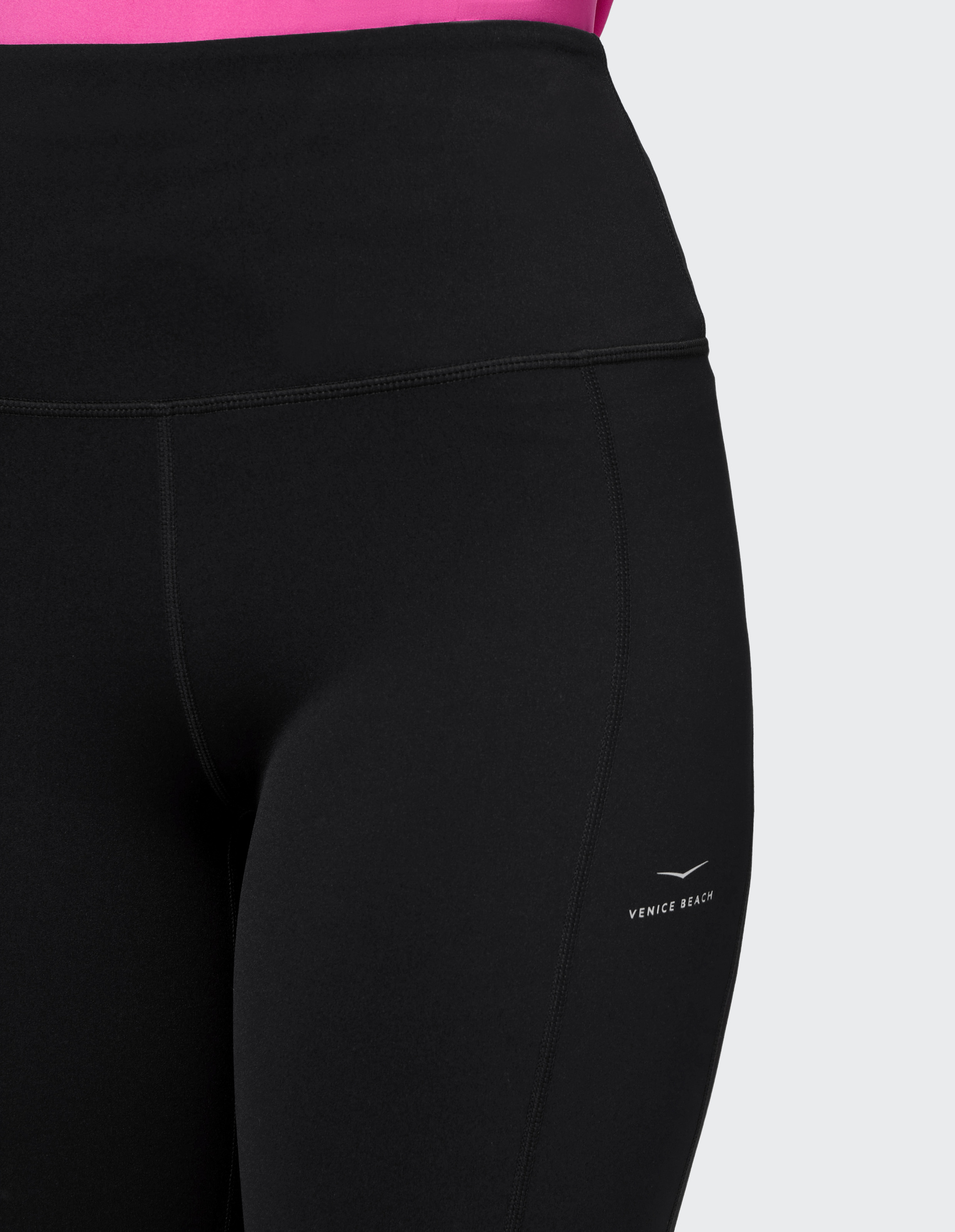 Schwarze, knielange Leggings mit elastischem Stoff und breitem Bund, ideal für Sport oder Freizeit, vor weißem Hintergrund.