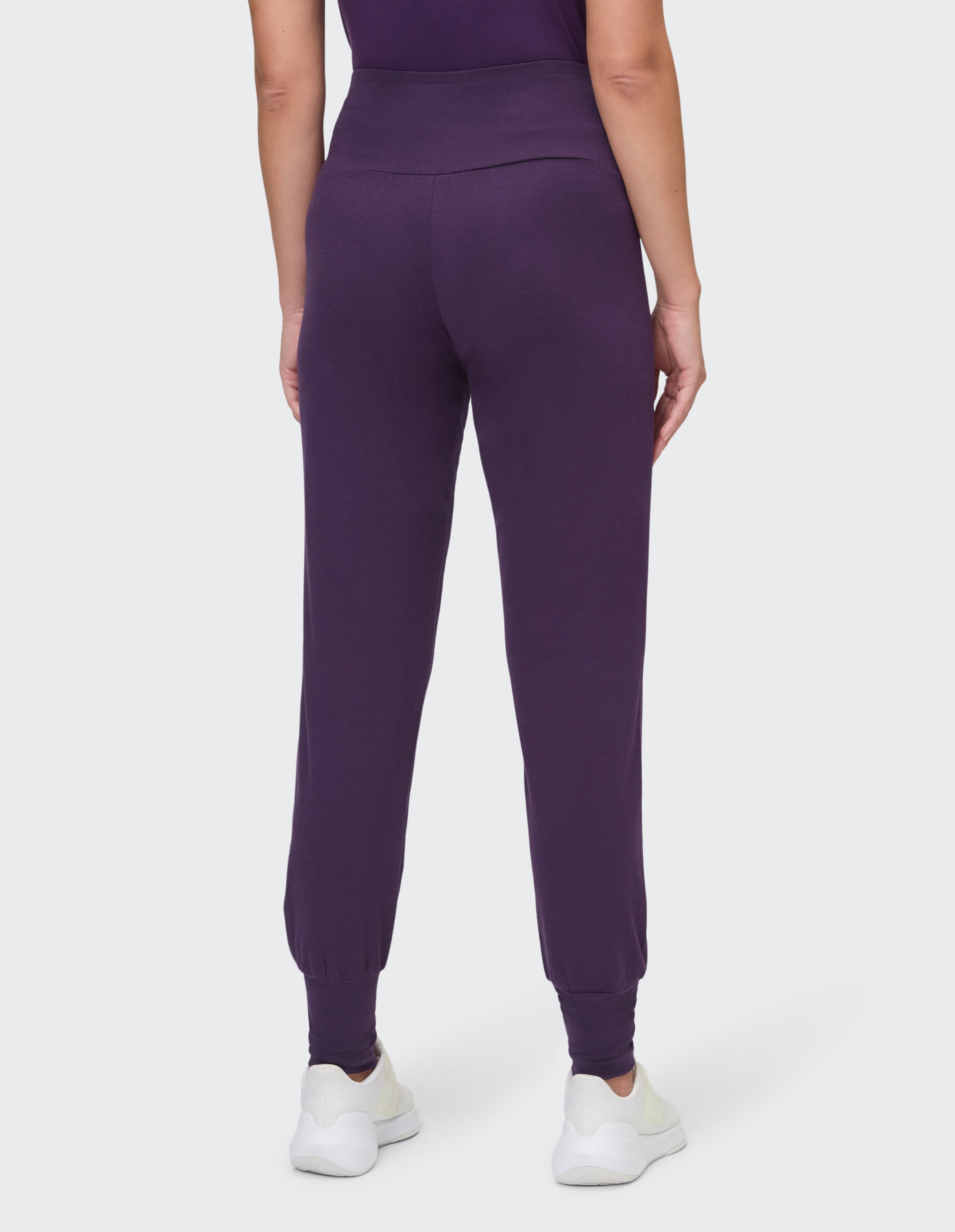 Dunkelviolette Jogginghose aus weichem Stoff mit elastischem Bund, Kordelzug und eng anliegenden Bündchen an den Knöcheln.