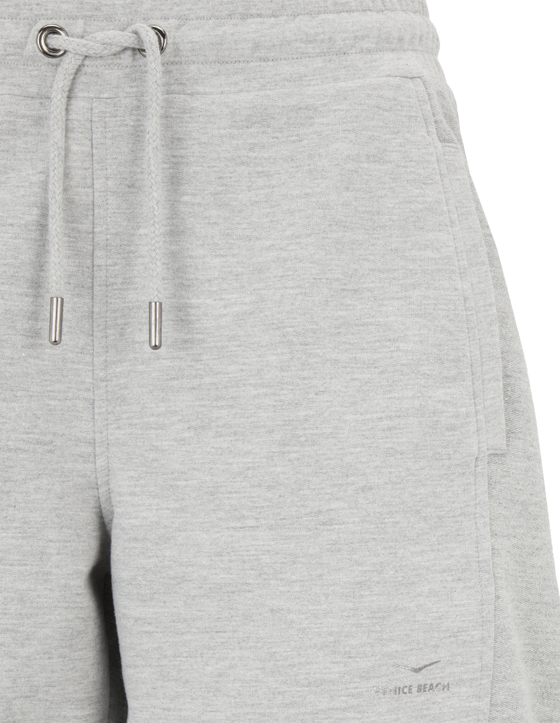 Graue Jogginghose mit Tunnelzug und Metallenden an den Kordeln, weichem Stoff, seitlicher Tasche und kleinem Logo auf dem Bein.