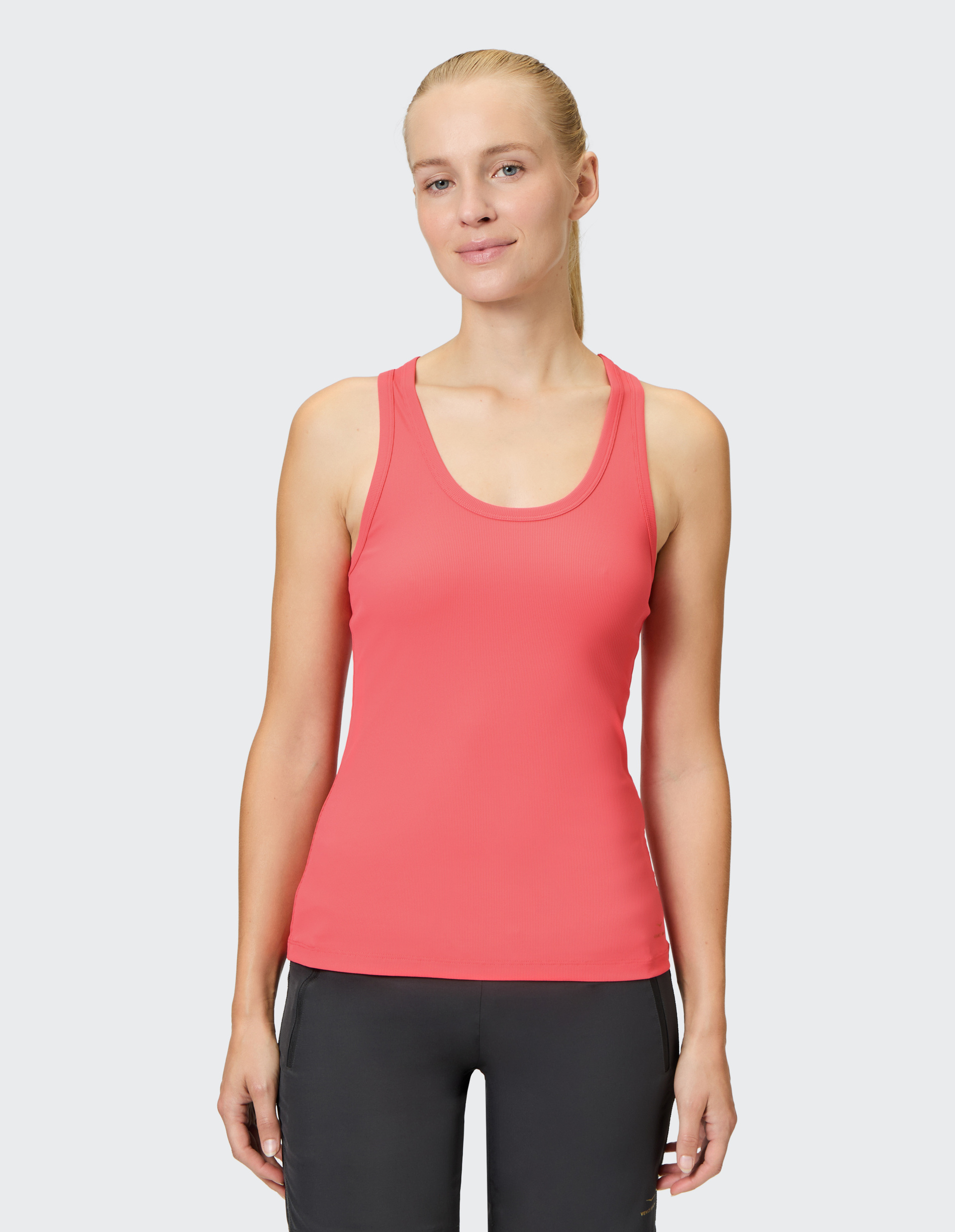 Ärmelloses, korallenrosa Sporttop aus leichtem, elastischem Stoff mit Rundhalsausschnitt und schmaler Passform, Etikett am Nacken.