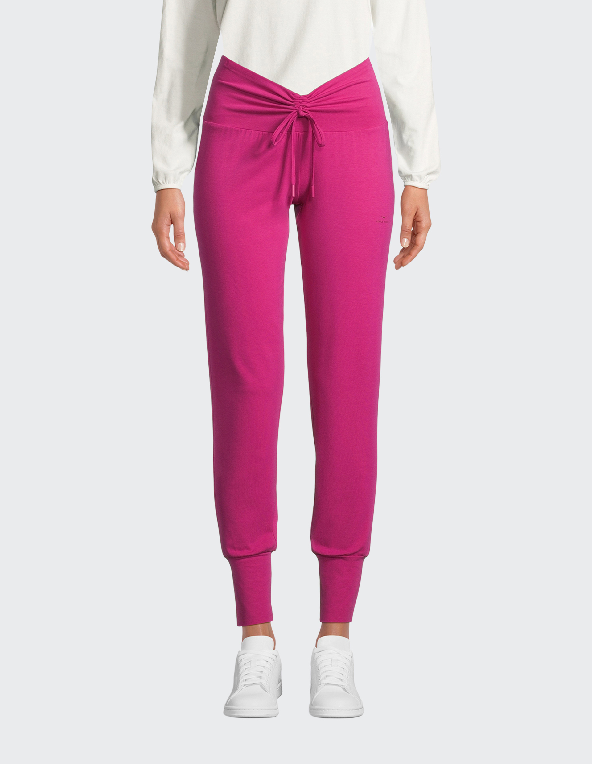 Rote Jogginghose mit Schnürung und Gummizug am Beinabschluss.