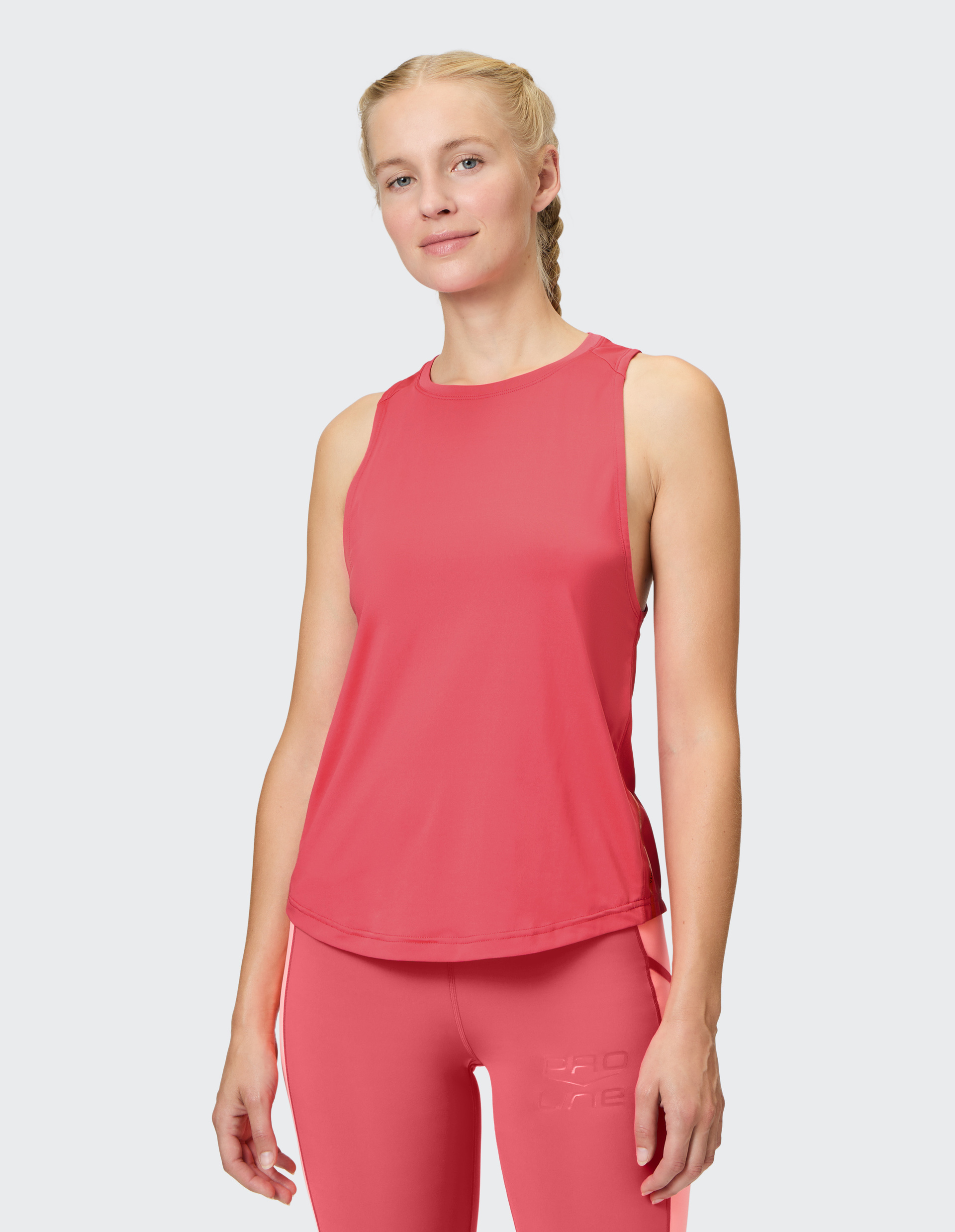 Ärmelloses, korallfarbenes Damen-Top aus leichtem Stoff mit Rundhalsausschnitt und sportlichem Design, hinten mit kleinem Cut-out.