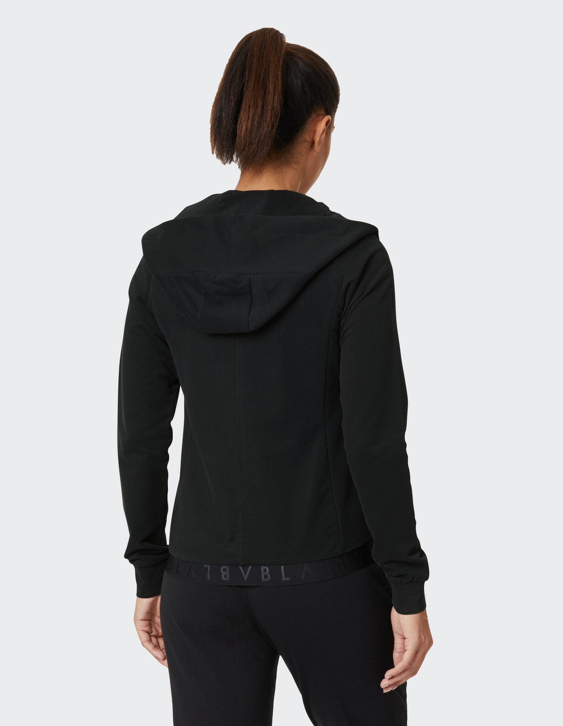 Schwarze Kapuzenjacke mit Reißverschluss und Taschen, schlichtes Design, lange Ärmel, verstellbare Kordel an der Kapuze.