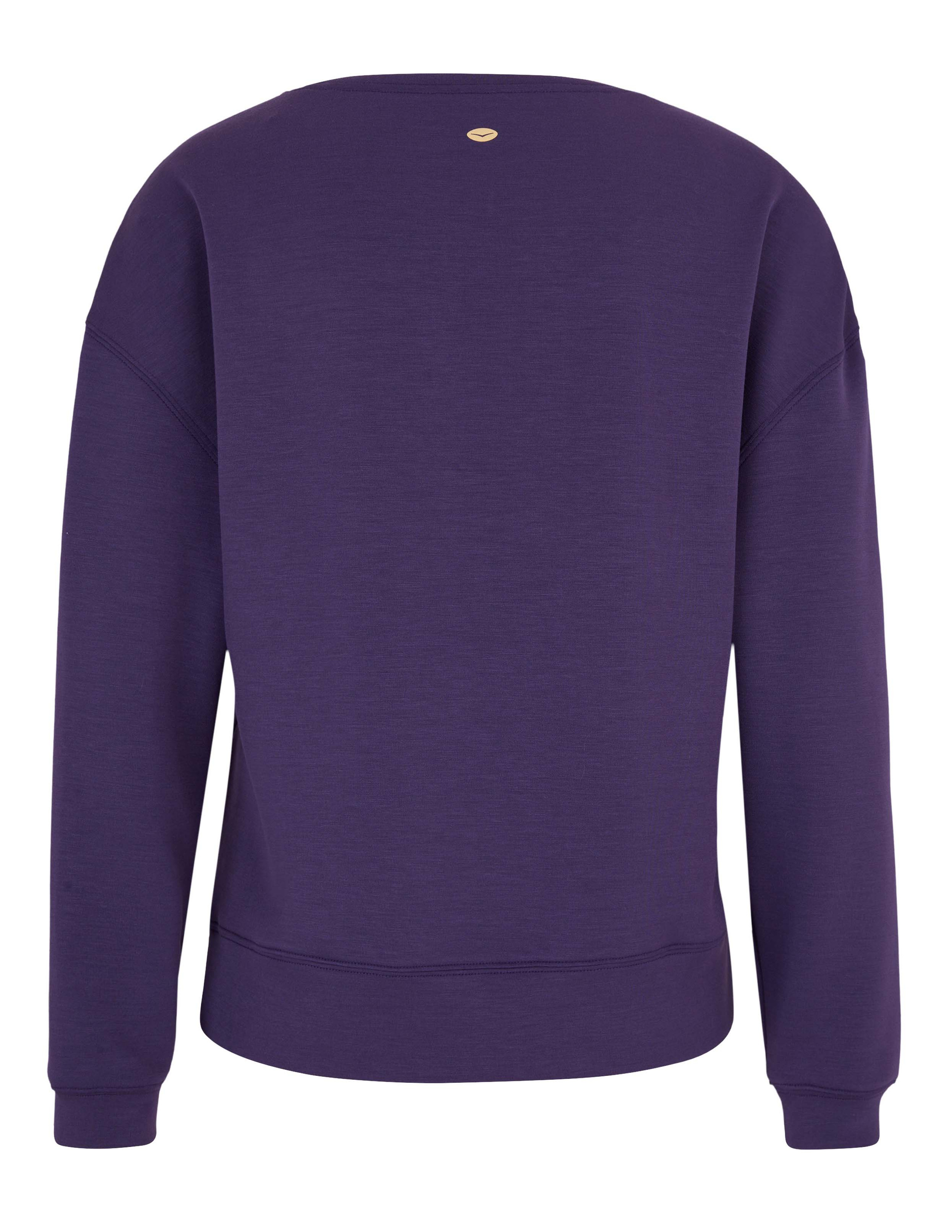Lila Langarm-Sweatshirt von hinten, mit einem kleinen runden, goldenen Logo unter dem Kragen, geripptem Saum und Ärmeln.