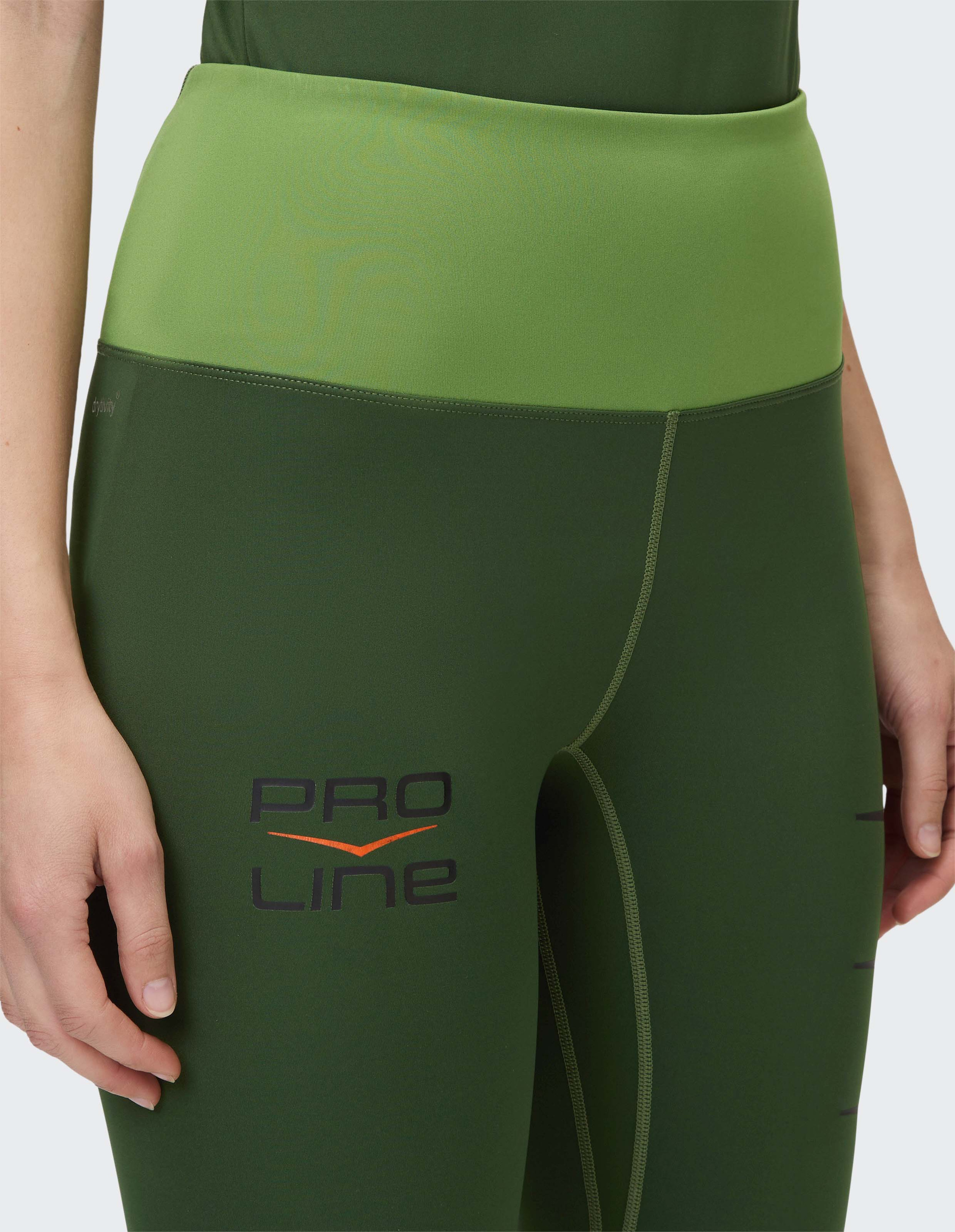 Nahaufnahme von grüner Leggings mit hellgrünem Bund und "PRO LINE" Aufdruck auf dem Oberschenkel, Hand nah an der Hüfte.