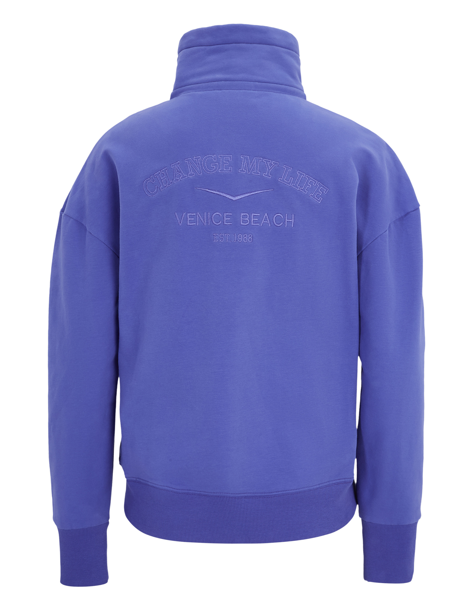 Rückansicht eines lilafarbenen Pullovers mit hohem Kragen und gesticktem Schriftzug "Change My Life, Venice Beach, Est. 1988".