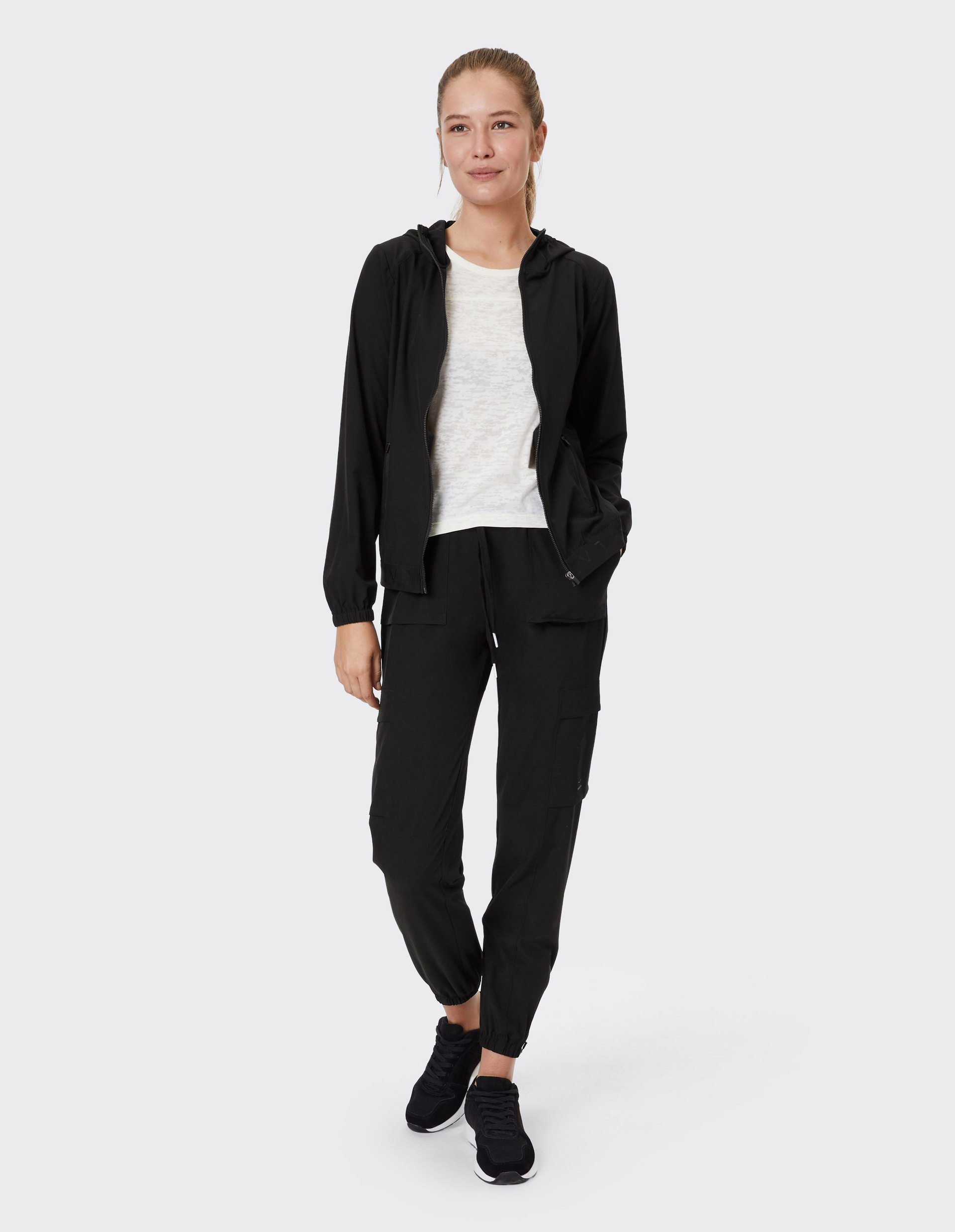 Schwarze Kapuzenjacke mit Reißverschluss, elastischen Bündchen und zwei vorderen Reißverschlusstaschen; schlichtes Design für Alltag.