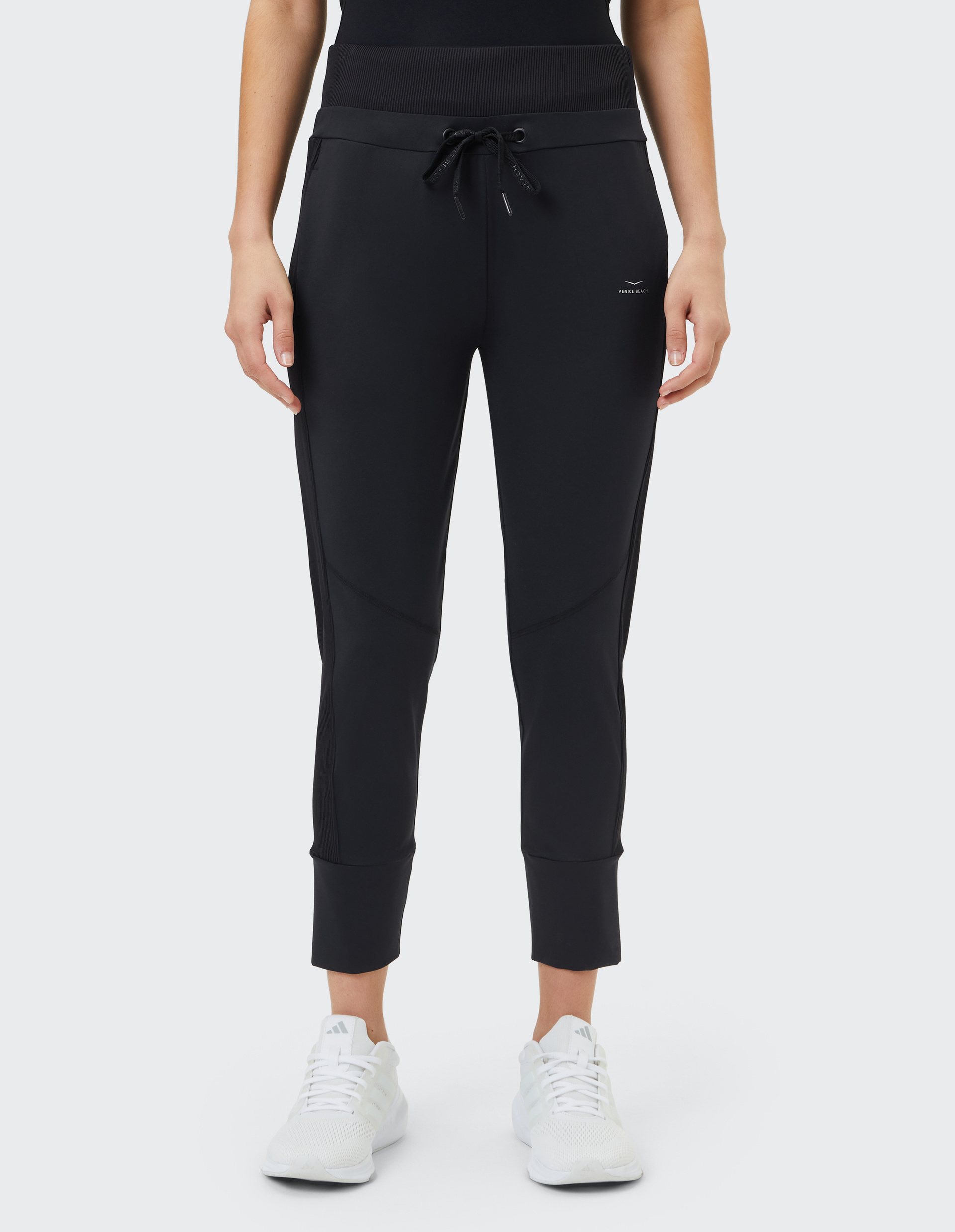 Schwarze Jogginghose mit geripptem Bund und Kordelzug, schmaler Passform, elastischen Bündchen und kleinem Logo-Aufdruck.