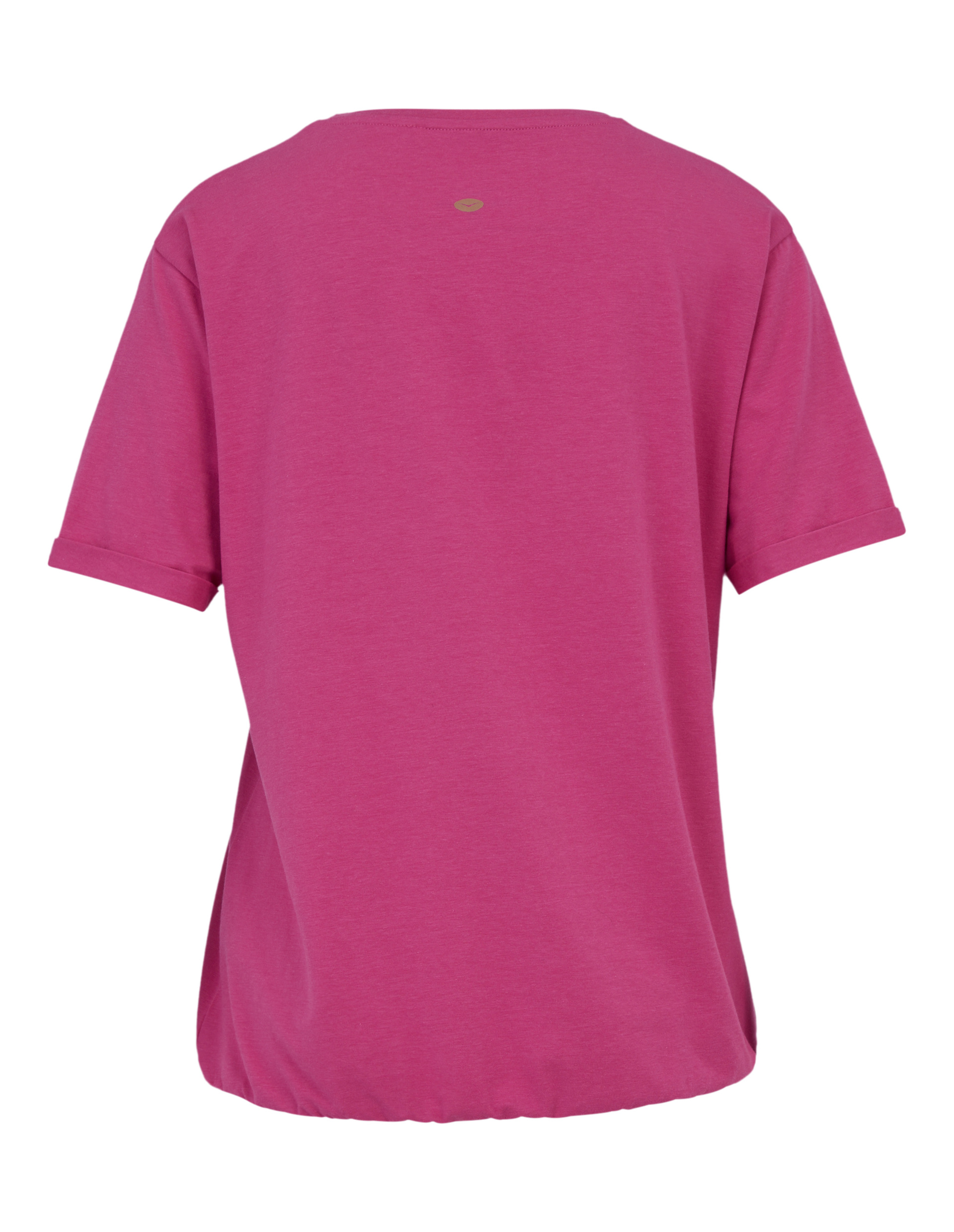 Rückansicht eines magentaroten T-Shirts mit kurzen Ärmeln und dezentem runden Logo im Nackenbereich.