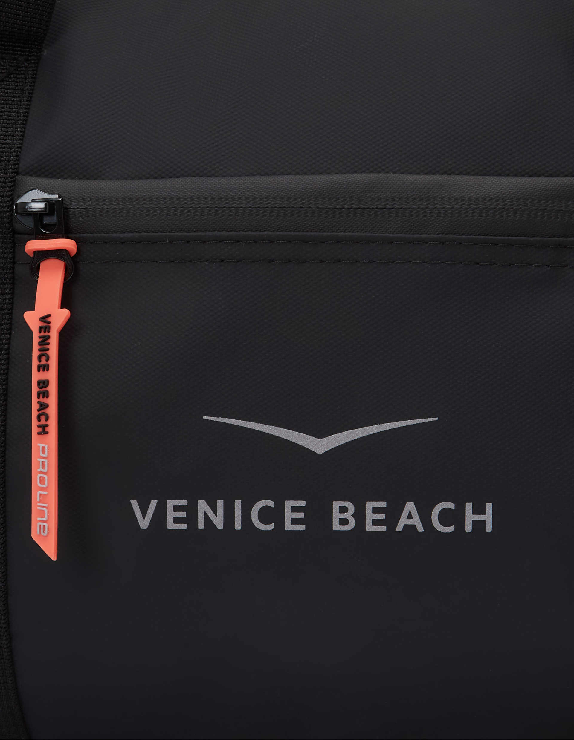 Schwarzer Rucksack mit silbernem "Venice Beach"-Logo und orangenem Reißverschlussanhänger mit Aufschrift, Tasche mit Reißverschluss.